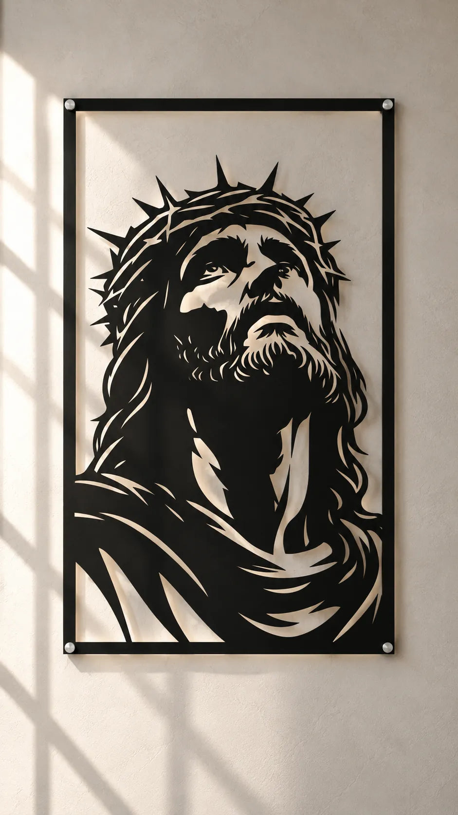 Cuadro religioso Sagrada Mirada en acero instalado en sala, iluminado