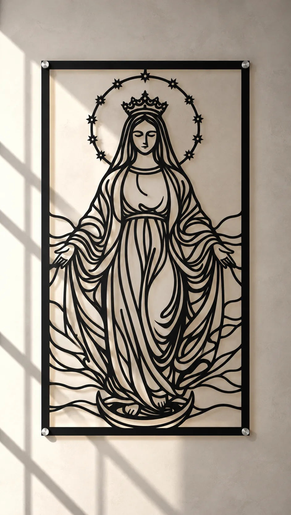 Cuadro religioso Virgen María en acero instalado en sala, iluminado
